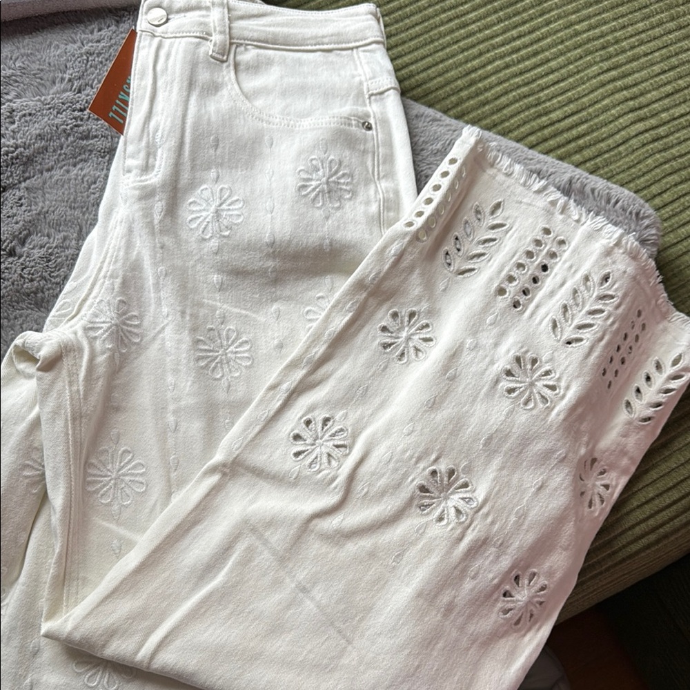 Levi's White Flare Jeans with Elegant Embroidery